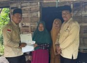 Tabungan untuk Masa Depan: BAZNAS Sidoarjo Serahkan Buku Tabungan Bank Jatim Syariah kepada Ibu Sainem