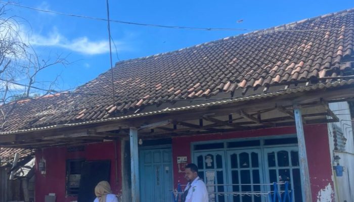 Benang Harapan di Atas Atap yang Rapuh: Kisah Ibu Warti Menjemput Asa Rumah Layak Huni