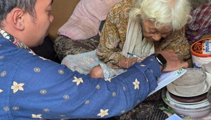 Menenun Asa di Sudut Kepatihan: Kala BAZNAS Sidoarjo Merangkul Mbah Kemisah dalam Kesunyian