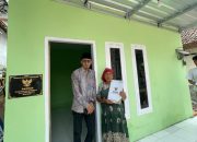 Senyum Haru Ibu Tiari, Disambangi Ketua BAZNAS Sidoarjo untuk Serah Terima