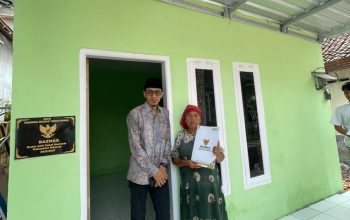 Senyum Haru Ibu Tiari, Disambangi Ketua BAZNAS Sidoarjo untuk Serah Terima