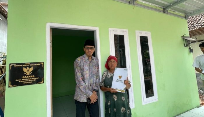 Senyum Haru Ibu Tiari, Disambangi Ketua BAZNAS Sidoarjo untuk Serah Terima