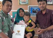 Menyambung Harapan: Ikhtiar BAZNAS Sidoarjo Selamatkan Penglihatan Balita di Kedungrejo Waru