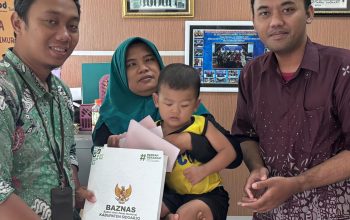 Menyambung Harapan: Ikhtiar BAZNAS Sidoarjo Selamatkan Penglihatan Balita di Kedungrejo Waru
