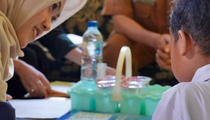 Langkah Khidmat di Selasa Pagi: Saat Bantuan Pendidikan dan Renovasi Mushola Menyapa Warga Krian