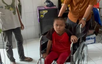 Kursi Roda untuk Azril: Menggendong Asa ke Sekolah