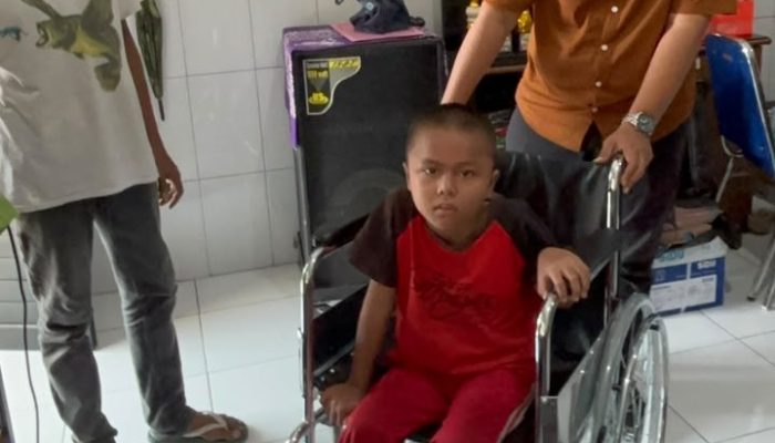 Kursi Roda untuk Azril: Menggendong Asa ke Sekolah